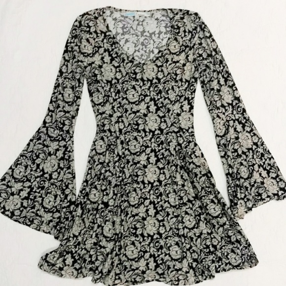 Dresses & Skirts - Floral bell sleeve dress